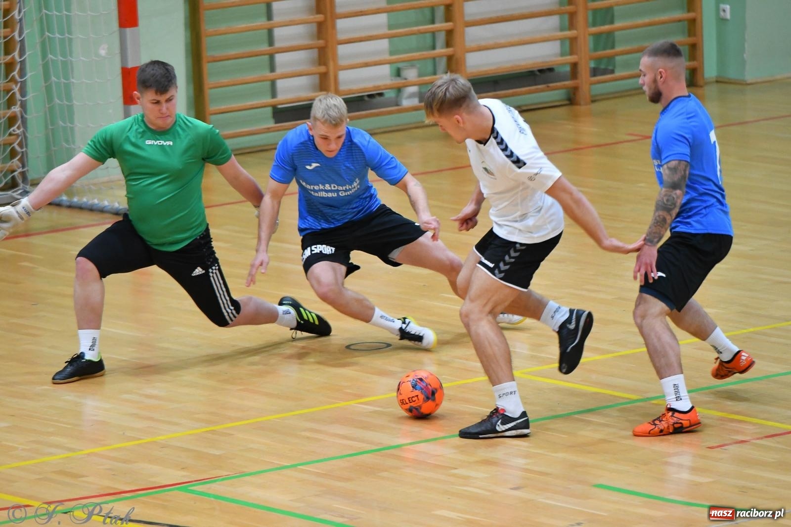 Zdjęcie w galerii na portalu naszraciborz.pl: Halowe emocje na start. Wróciły rozgrywki HLPN [FOTO i WYNIKI] wiadomości z regionu