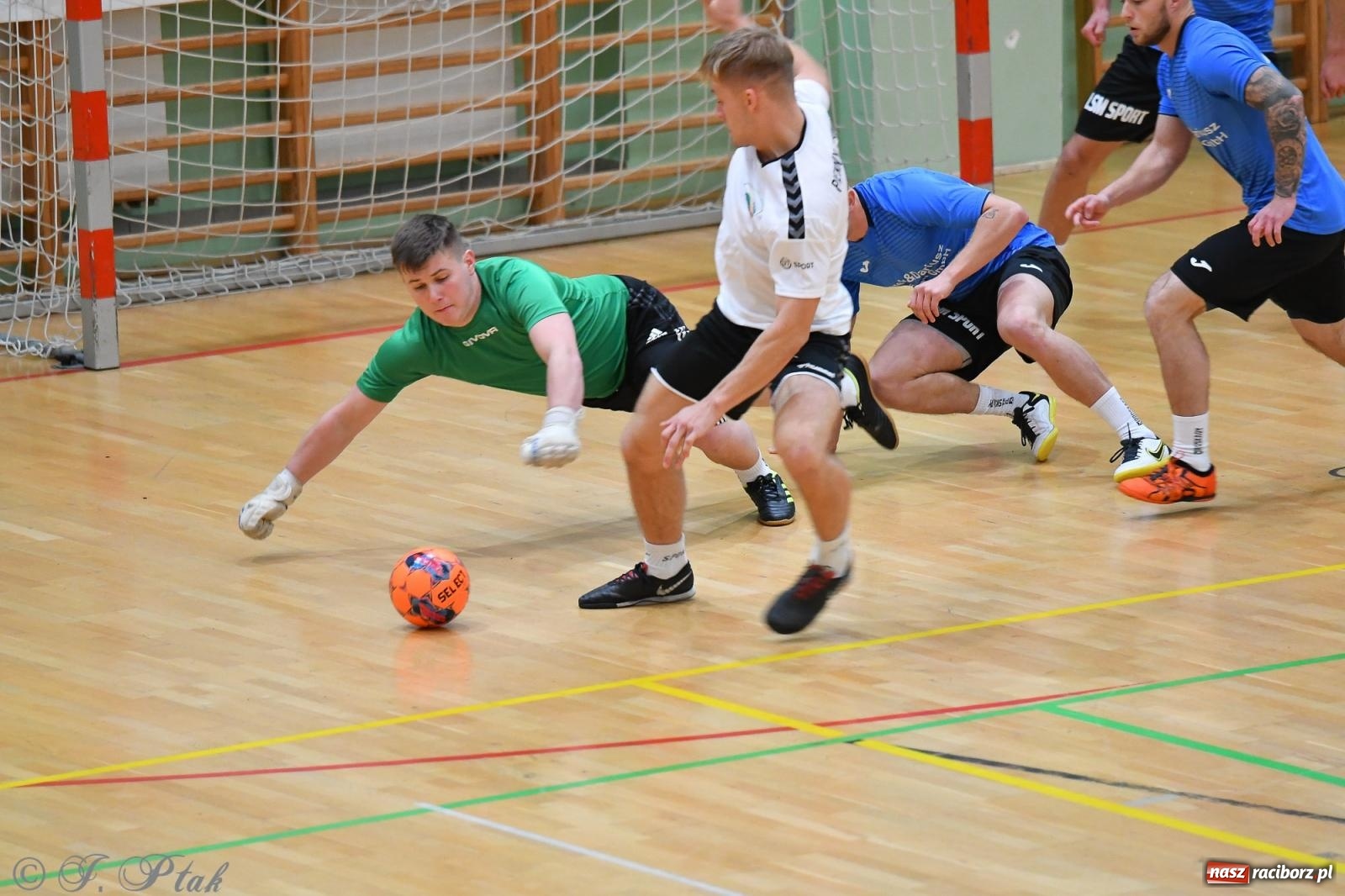 Zdjęcie w galerii na portalu naszraciborz.pl: Halowe emocje na start. Wróciły rozgrywki HLPN [FOTO i WYNIKI] wiadomości z regionu