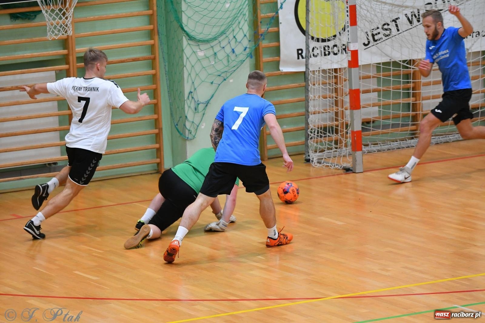 Zdjęcie w galerii na portalu naszraciborz.pl: Halowe emocje na start. Wróciły rozgrywki HLPN [FOTO i WYNIKI] wiadomości z regionu