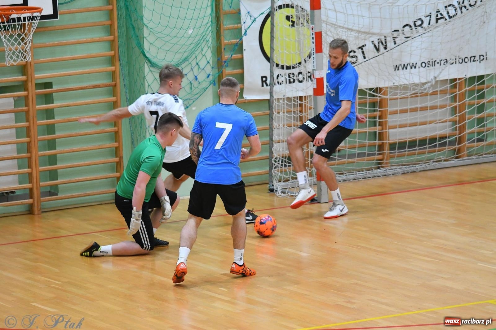 Zdjęcie w galerii na portalu naszraciborz.pl: Halowe emocje na start. Wróciły rozgrywki HLPN [FOTO i WYNIKI] wiadomości z regionu