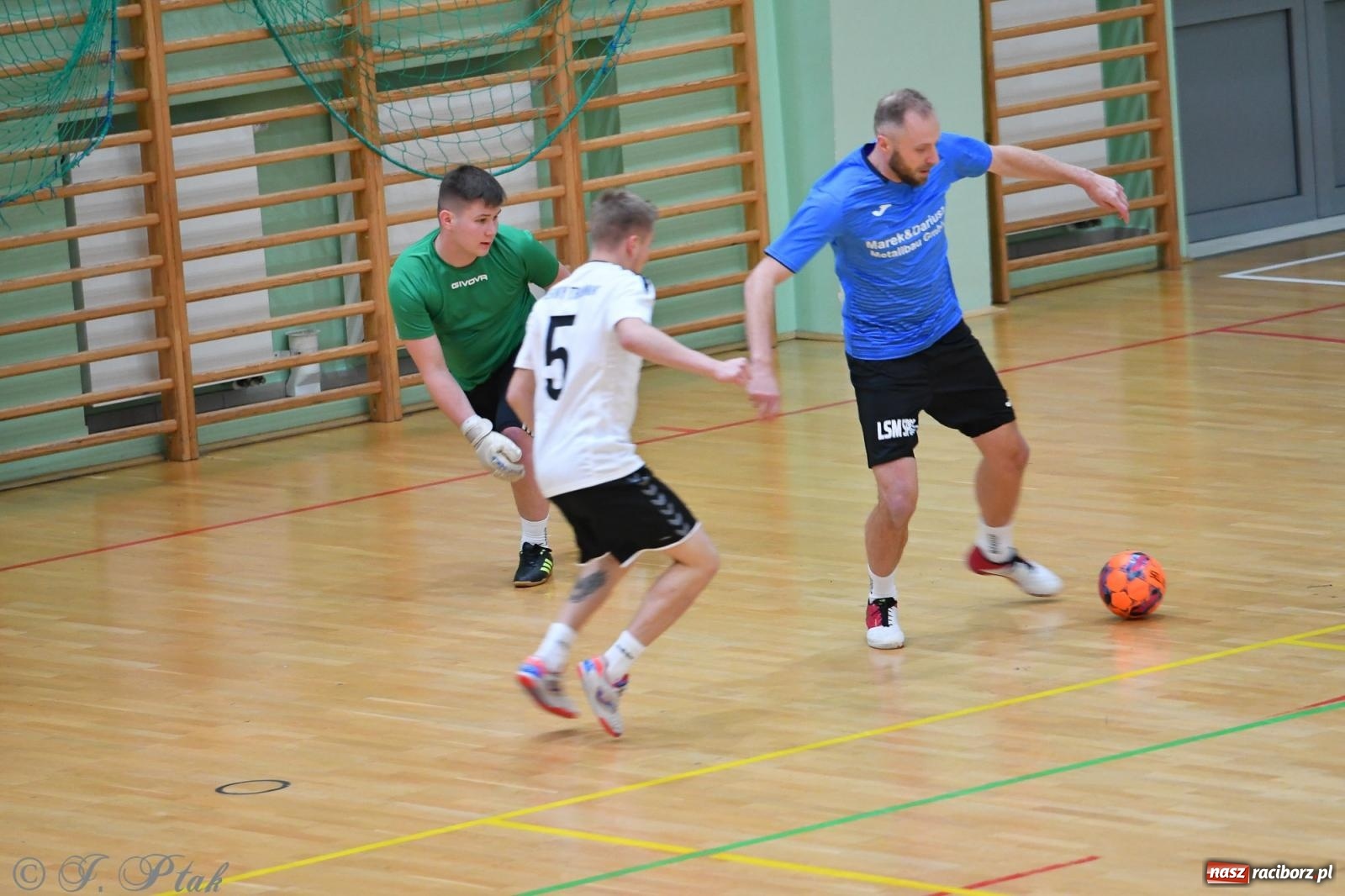 Zdjęcie w galerii na portalu naszraciborz.pl: Halowe emocje na start. Wróciły rozgrywki HLPN [FOTO i WYNIKI] wiadomości z regionu