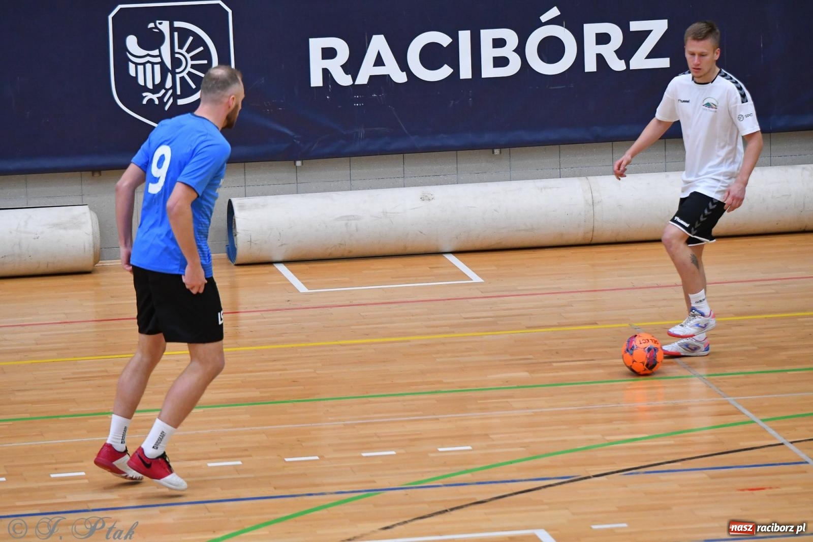 Zdjęcie w galerii na portalu naszraciborz.pl: Halowe emocje na start. Wróciły rozgrywki HLPN [FOTO i WYNIKI] wiadomości z regionu
