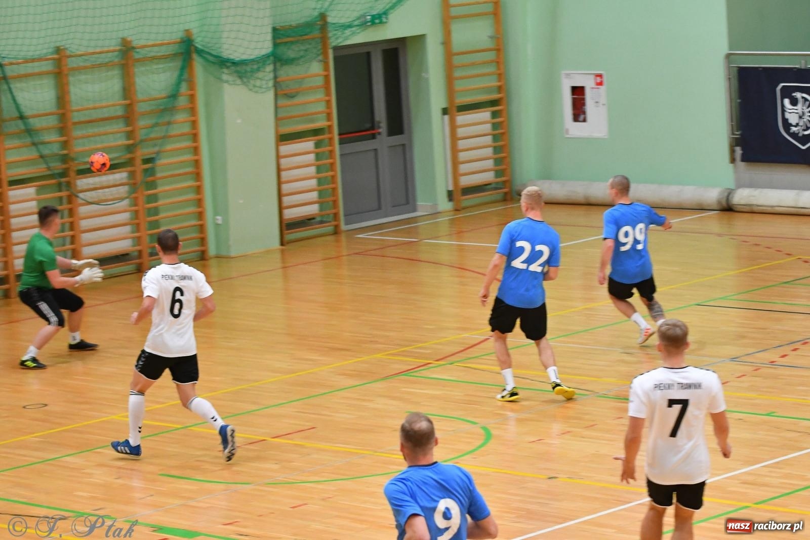 Zdjęcie w galerii na portalu naszraciborz.pl: Halowe emocje na start. Wróciły rozgrywki HLPN [FOTO i WYNIKI] wiadomości z regionu