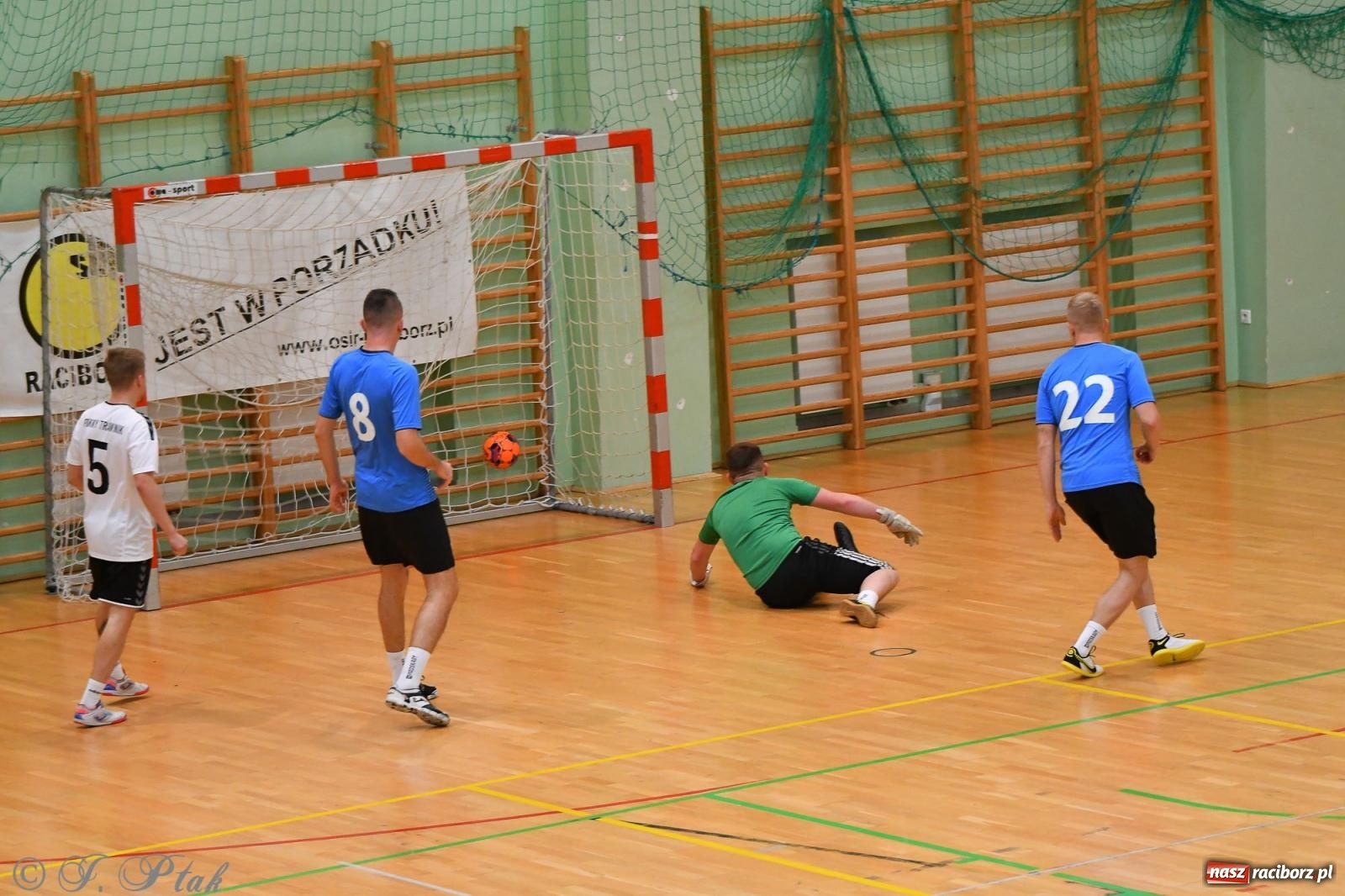 Zdjęcie w galerii na portalu naszraciborz.pl: Halowe emocje na start. Wróciły rozgrywki HLPN [FOTO i WYNIKI] wiadomości z regionu