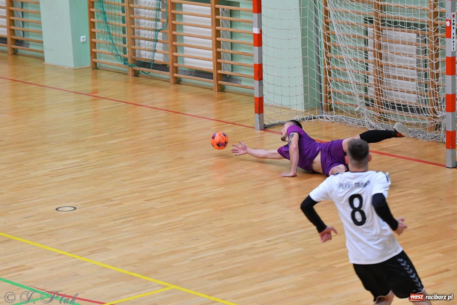 Zdjęcie w galerii na portalu naszraciborz.pl: Halowe emocje na start. Wróciły rozgrywki HLPN [FOTO i WYNIKI] wiadomości z regionu