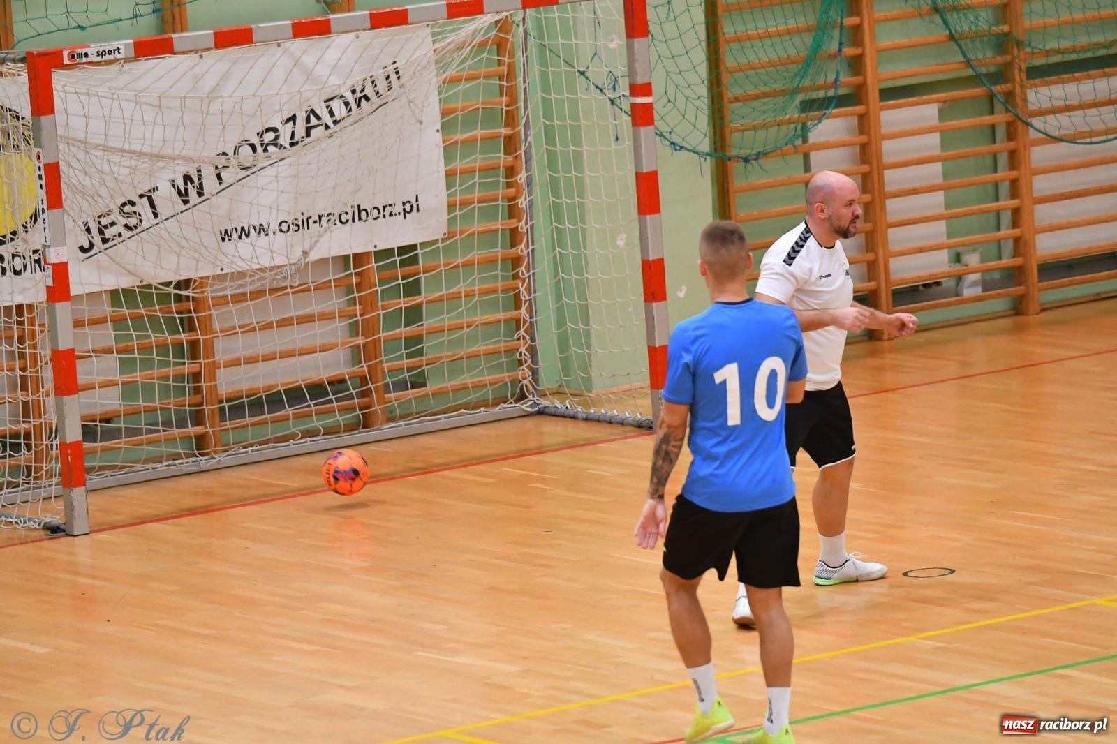 Zdjęcie w galerii na portalu naszraciborz.pl: Halowe emocje na start. Wróciły rozgrywki HLPN [FOTO i WYNIKI] wiadomości z regionu