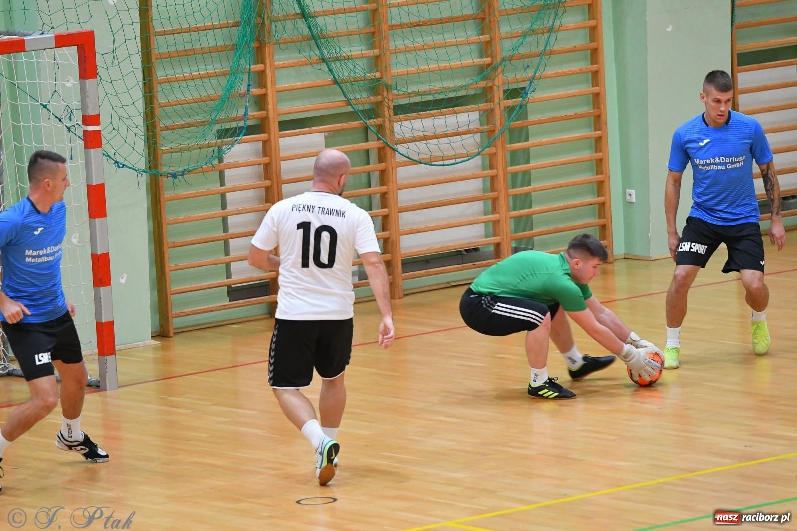 Zdjęcie w galerii na portalu naszraciborz.pl: Halowe emocje na start. Wróciły rozgrywki HLPN [FOTO i WYNIKI] wiadomości z regionu