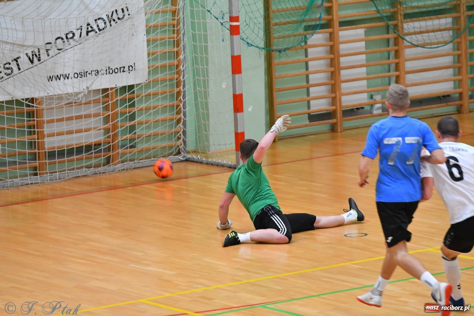 Zdjęcie w galerii na portalu naszraciborz.pl: Halowe emocje na start. Wróciły rozgrywki HLPN [FOTO i WYNIKI] wiadomości z regionu