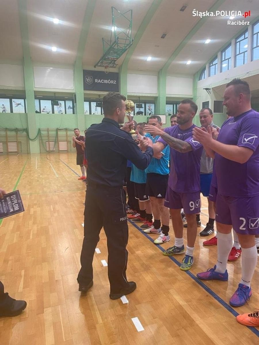 Zdjęcie w galerii na portalu naszraciborz.pl: Złotego gola strzelił sam komendant, a jego team zgarnął puchar wiadomości z regionu
