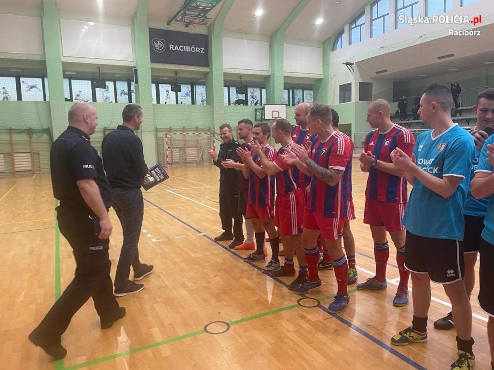 Zdjęcie w galerii na portalu naszraciborz.pl: Złotego gola strzelił sam komendant, a jego team zgarnął puchar wiadomości z regionu