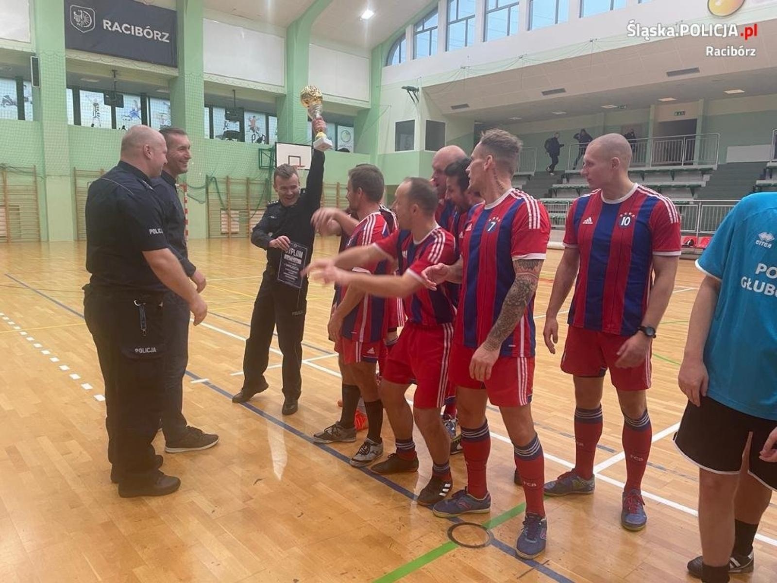 Zdjęcie w galerii na portalu naszraciborz.pl: Złotego gola strzelił sam komendant, a jego team zgarnął puchar wiadomości z regionu