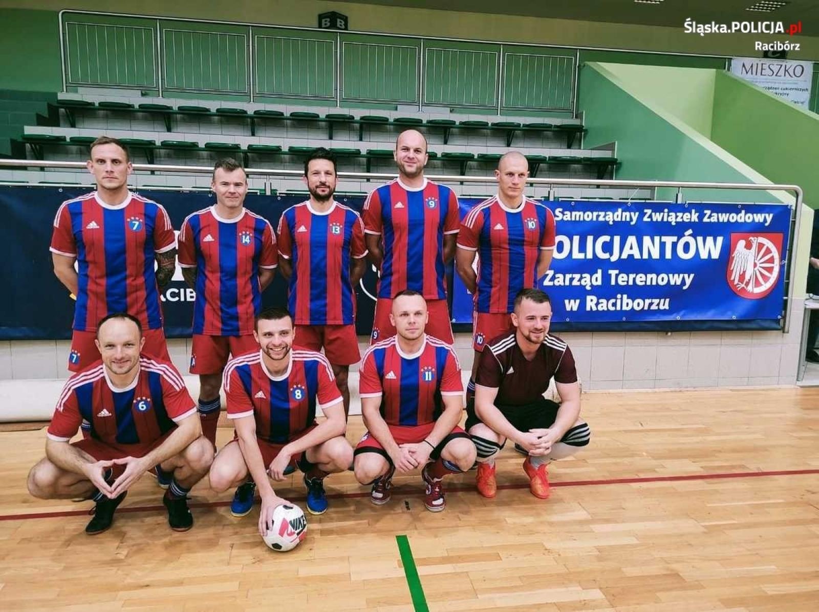 Zdjęcie w galerii na portalu naszraciborz.pl: Złotego gola strzelił sam komendant, a jego team zgarnął puchar wiadomości z regionu