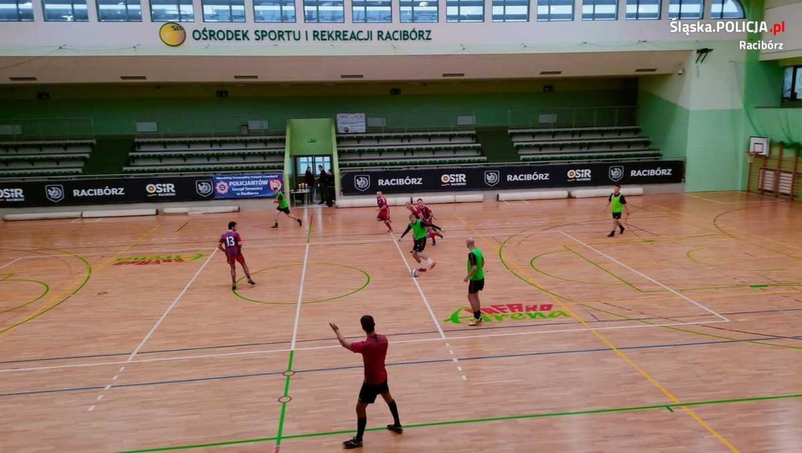 Zdjęcie w galerii na portalu naszraciborz.pl: Złotego gola strzelił sam komendant, a jego team zgarnął puchar wiadomości z regionu