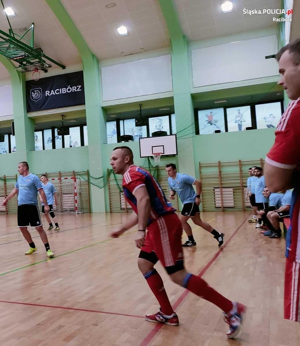 Zdjęcie w galerii na portalu naszraciborz.pl: Złotego gola strzelił sam komendant, a jego team zgarnął puchar wiadomości z regionu