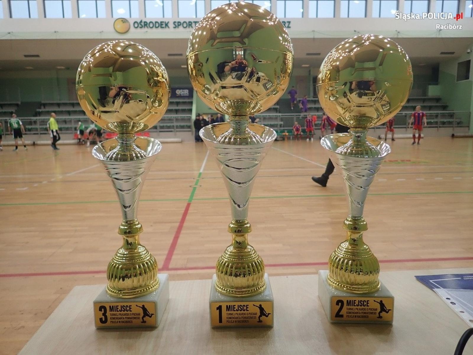 Zdjęcie w galerii na portalu naszraciborz.pl: Złotego gola strzelił sam komendant, a jego team zgarnął puchar wiadomości z regionu