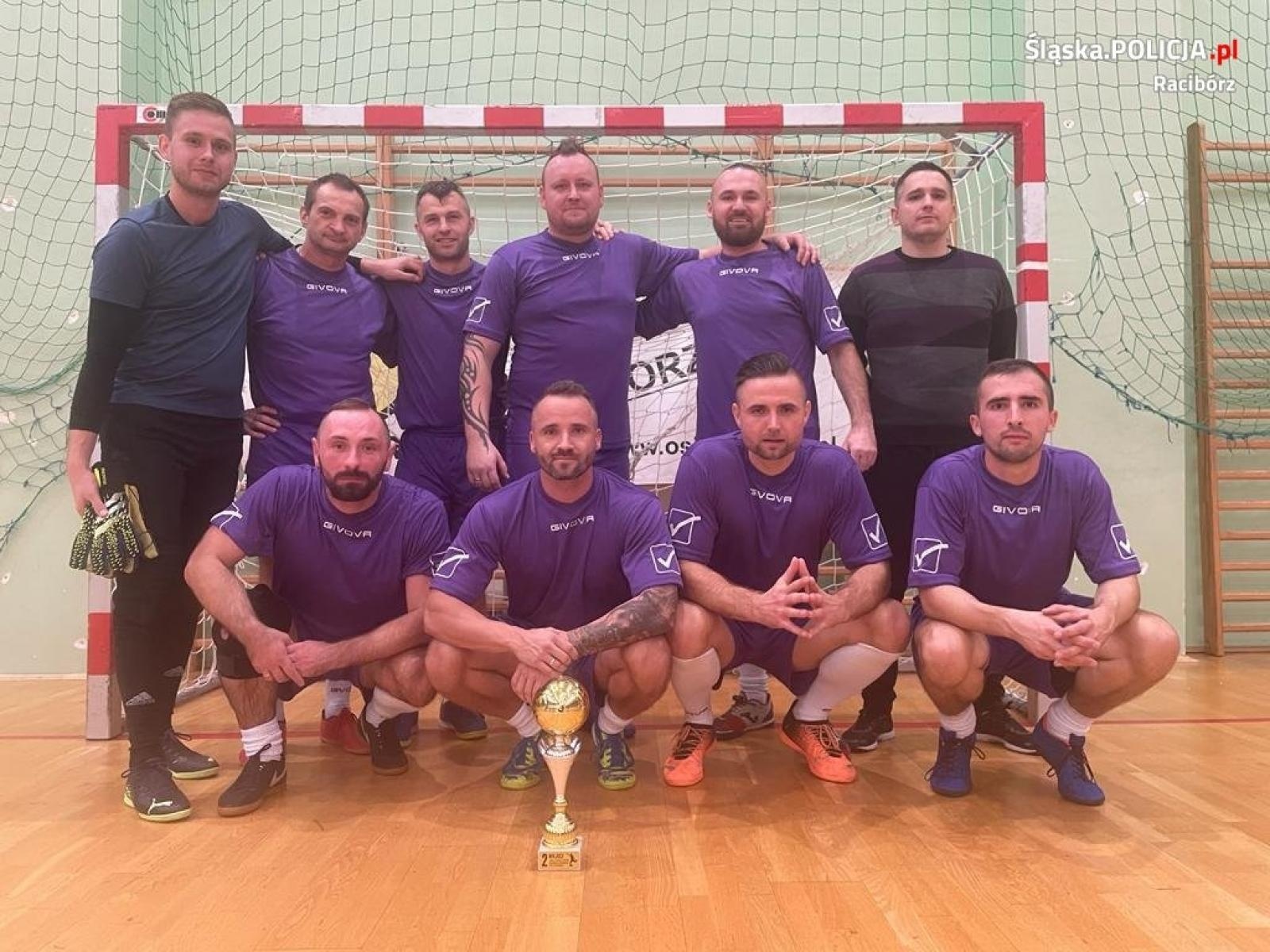 Zdjęcie w galerii na portalu naszraciborz.pl: Złotego gola strzelił sam komendant, a jego team zgarnął puchar wiadomości z regionu