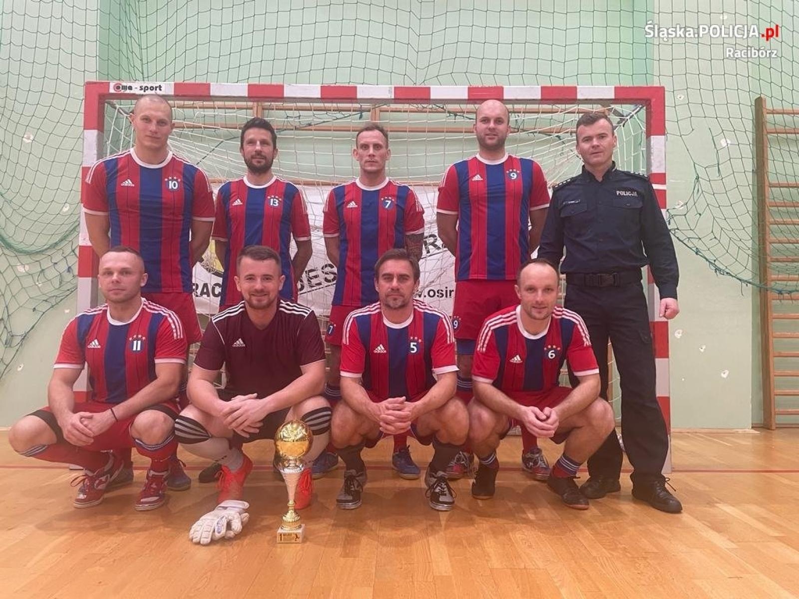 Zdjęcie w galerii na portalu naszraciborz.pl: Złotego gola strzelił sam komendant, a jego team zgarnął puchar wiadomości z regionu