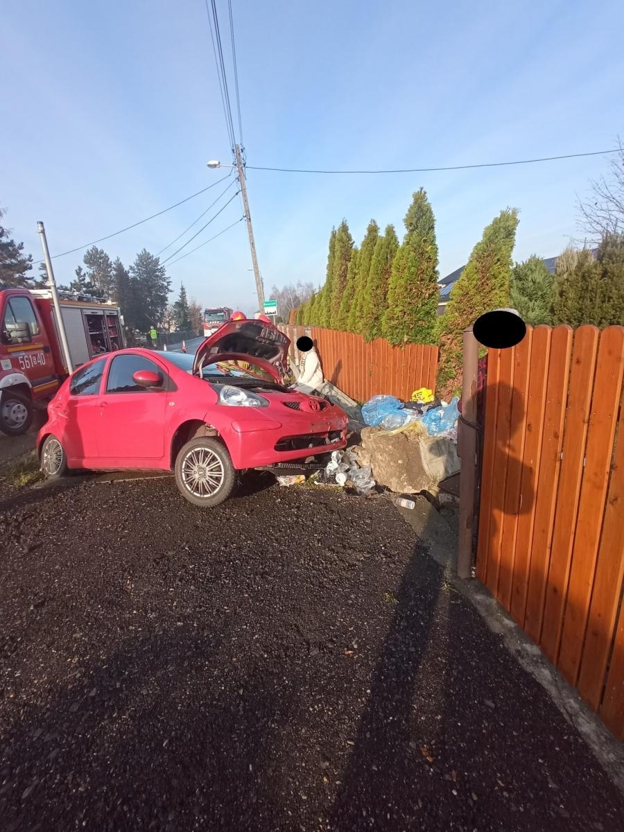 Zdjęcie w galerii na portalu naszraciborz.pl: Raport 998. Toyota wypadła z drogi i uderzyła w ogrodzenie [FOTO] wiadomości z regionu