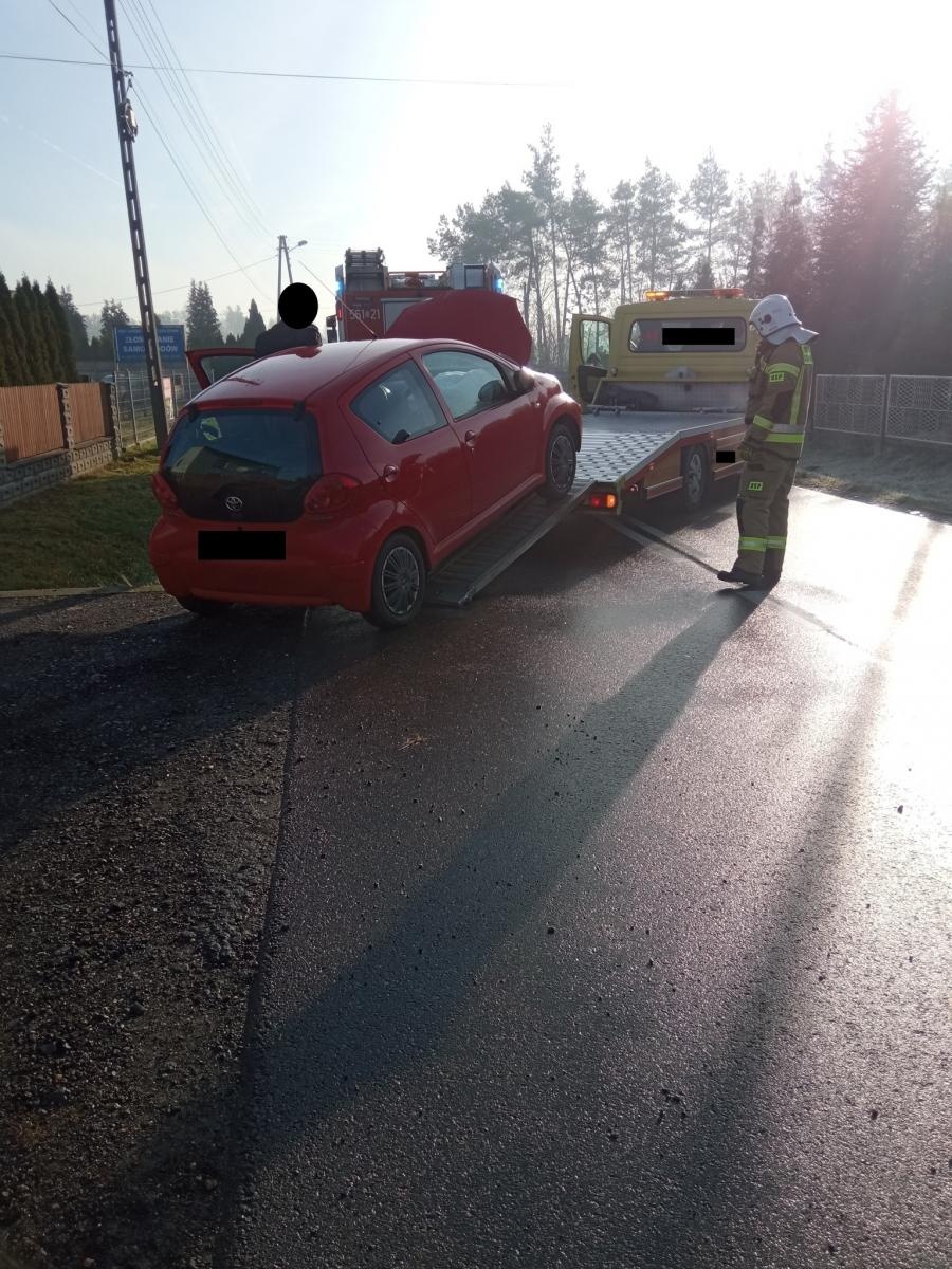 Zdjęcie w galerii na portalu naszraciborz.pl: Raport 998. Toyota wypadła z drogi i uderzyła w ogrodzenie [FOTO] wiadomości z regionu