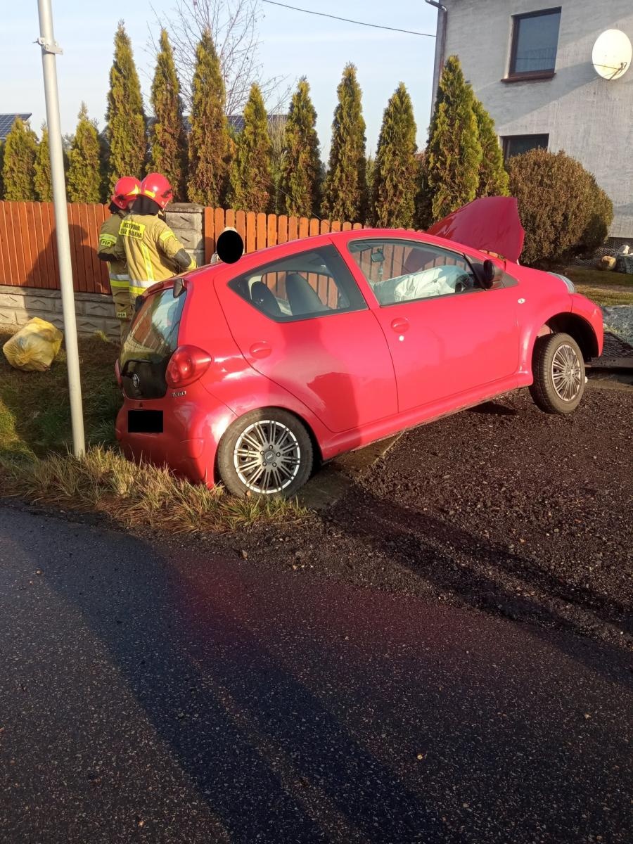Zdjęcie w galerii na portalu naszraciborz.pl: Raport 998. Toyota wypadła z drogi i uderzyła w ogrodzenie [FOTO] wiadomości z regionu