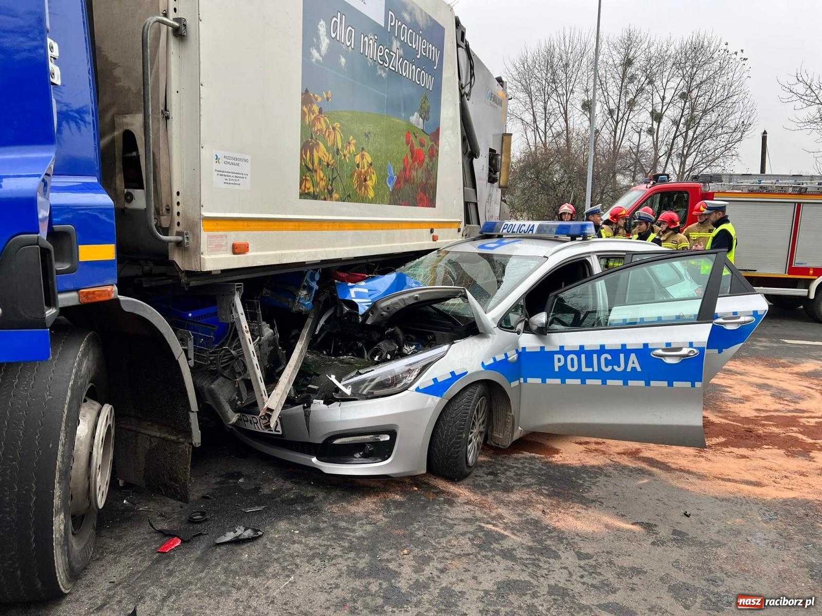 Zdjęcie w galerii na portalu naszraciborz.pl: Finał zderzenia radiowozu ze śmieciarką. Policja podała, kto zawinił wiadomości z regionu