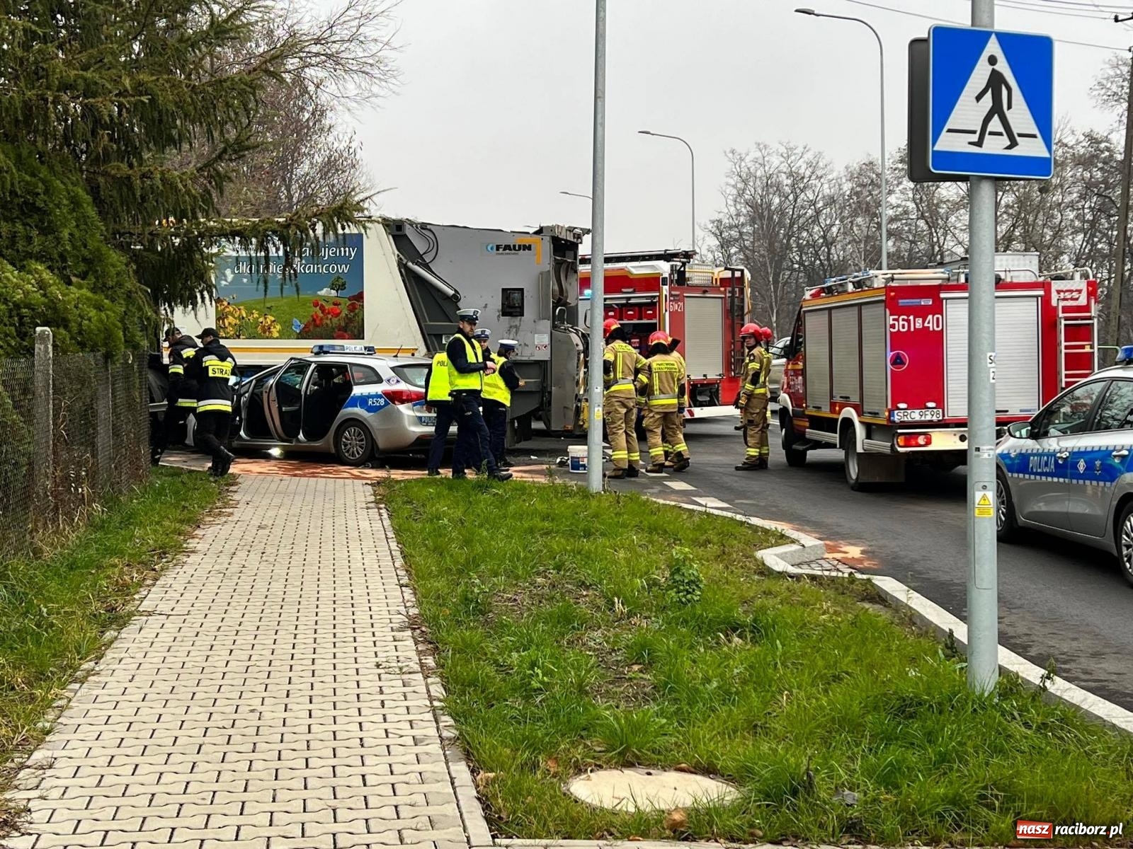Zdjęcie w galerii na portalu naszraciborz.pl: Finał zderzenia radiowozu ze śmieciarką. Policja podała, kto zawinił wiadomości z regionu