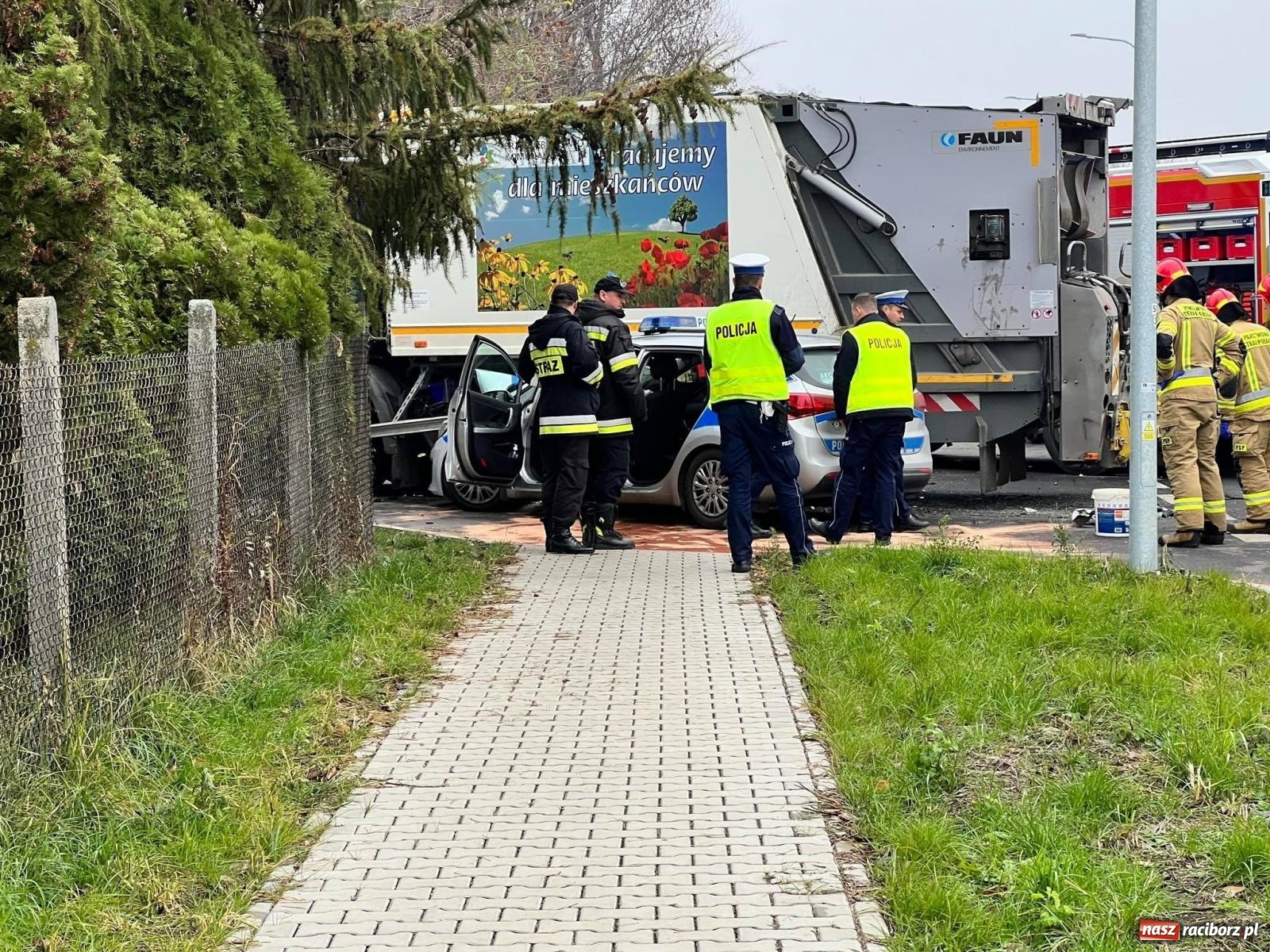 Zdjęcie w galerii na portalu naszraciborz.pl: Finał zderzenia radiowozu ze śmieciarką. Policja podała, kto zawinił wiadomości z regionu