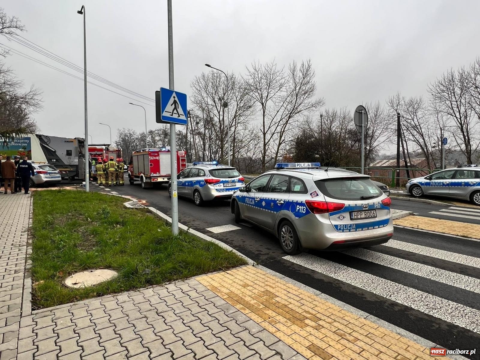 Zdjęcie w galerii na portalu naszraciborz.pl: Finał zderzenia radiowozu ze śmieciarką. Policja podała, kto zawinił wiadomości z regionu