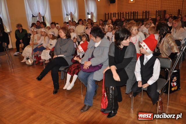 Zdjęcie w galerii na portalu naszraciborz.pl: W Tworkowie wyśpiewują kolędy wiadomości z regionu
