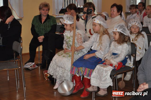 Zdjęcie w galerii na portalu naszraciborz.pl: W Tworkowie wyśpiewują kolędy wiadomości z regionu