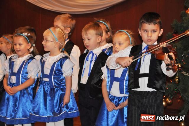 Zdjęcie w galerii na portalu naszraciborz.pl: W Tworkowie wyśpiewują kolędy wiadomości z regionu