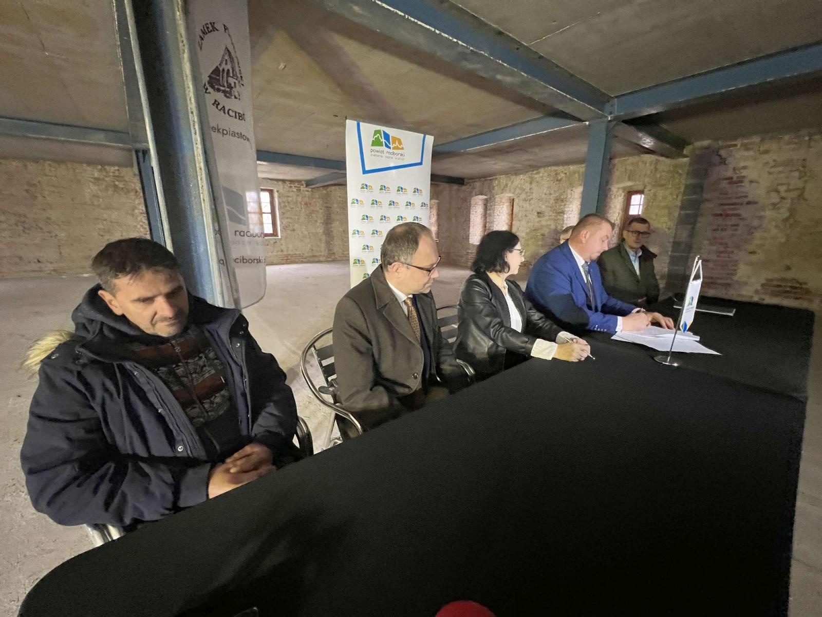 Zdjęcie w galerii na portalu naszraciborz.pl: Zamkowa słodownia stanie się multimedialnym muzeum. Podpisano umowy wiadomości z regionu