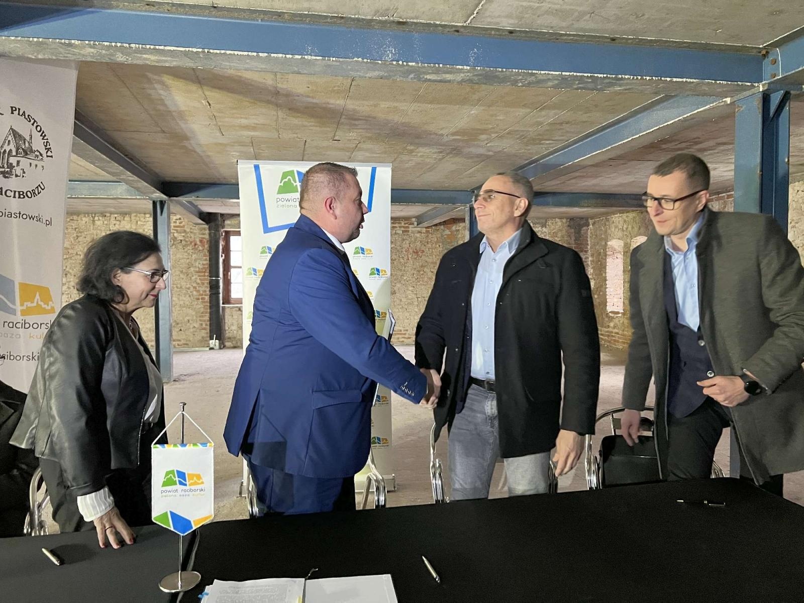 Zdjęcie w galerii na portalu naszraciborz.pl: Zamkowa słodownia stanie się multimedialnym muzeum. Podpisano umowy wiadomości z regionu