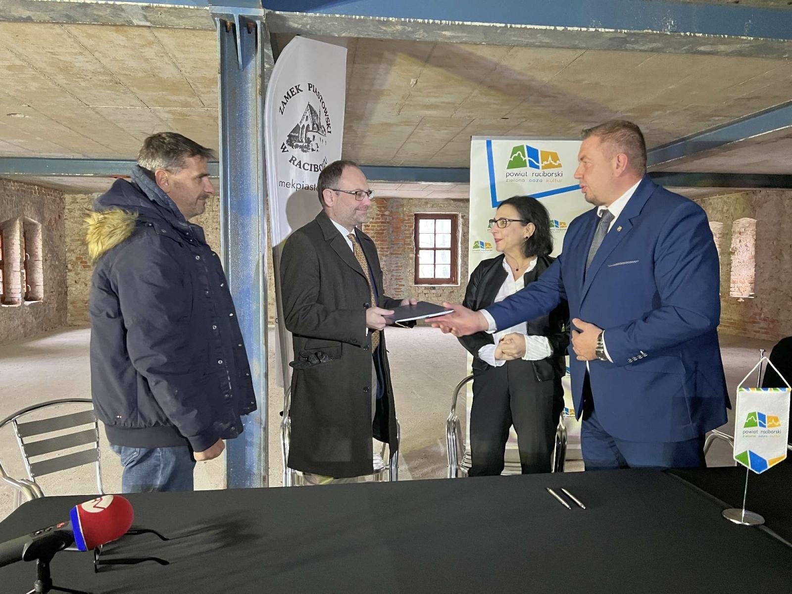 Zdjęcie w galerii na portalu naszraciborz.pl: Zamkowa słodownia stanie się multimedialnym muzeum. Podpisano umowy wiadomości z regionu