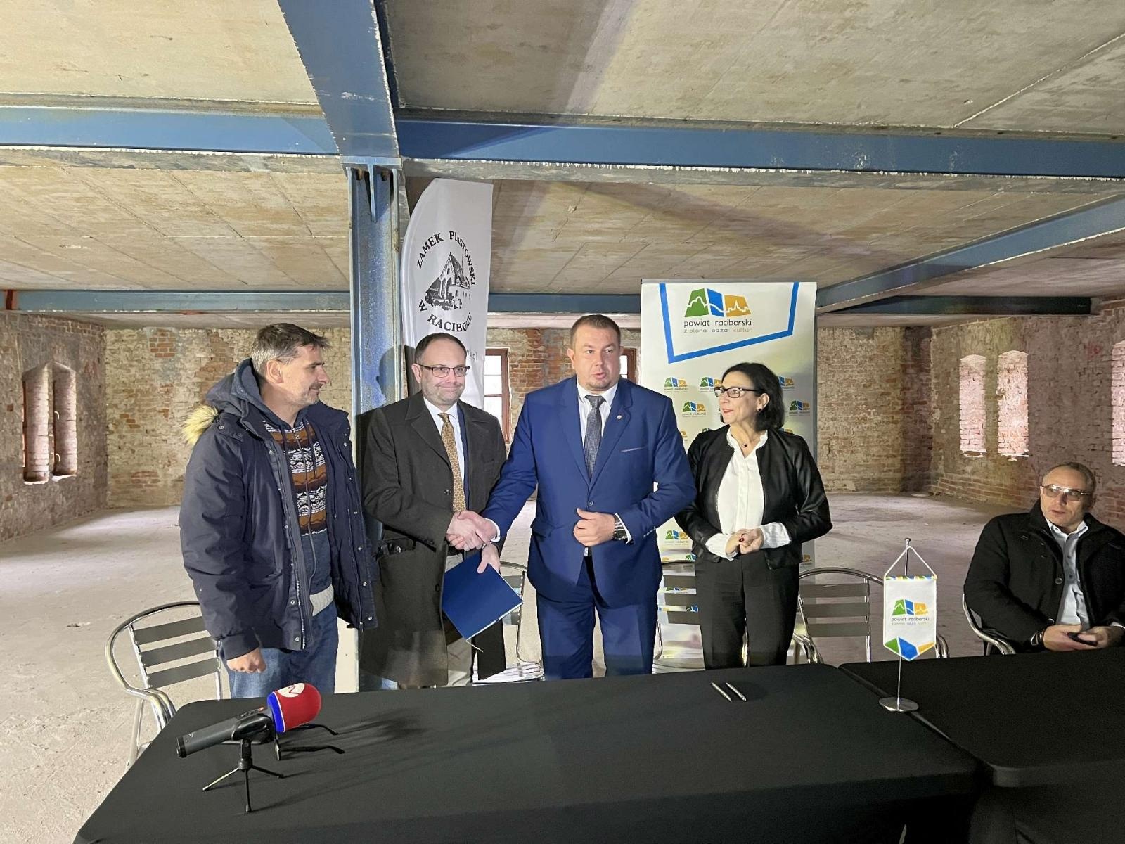 Zdjęcie w galerii na portalu naszraciborz.pl: Zamkowa słodownia stanie się multimedialnym muzeum. Podpisano umowy wiadomości z regionu