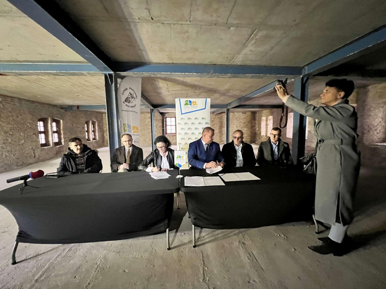 Zdjęcie w galerii na portalu naszraciborz.pl: Zamkowa słodownia stanie się multimedialnym muzeum. Podpisano umowy wiadomości z regionu