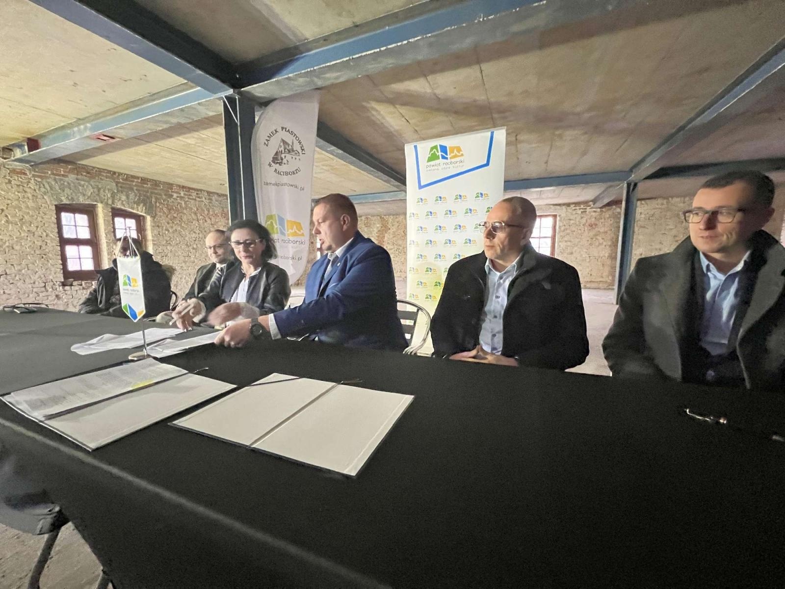 Zdjęcie w galerii na portalu naszraciborz.pl: Zamkowa słodownia stanie się multimedialnym muzeum. Podpisano umowy wiadomości z regionu