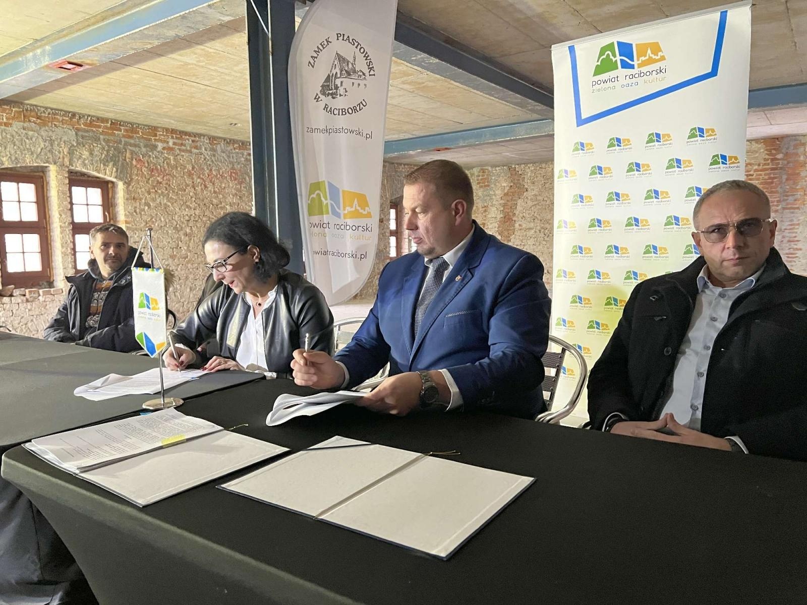 Zdjęcie w galerii na portalu naszraciborz.pl: Zamkowa słodownia stanie się multimedialnym muzeum. Podpisano umowy wiadomości z regionu