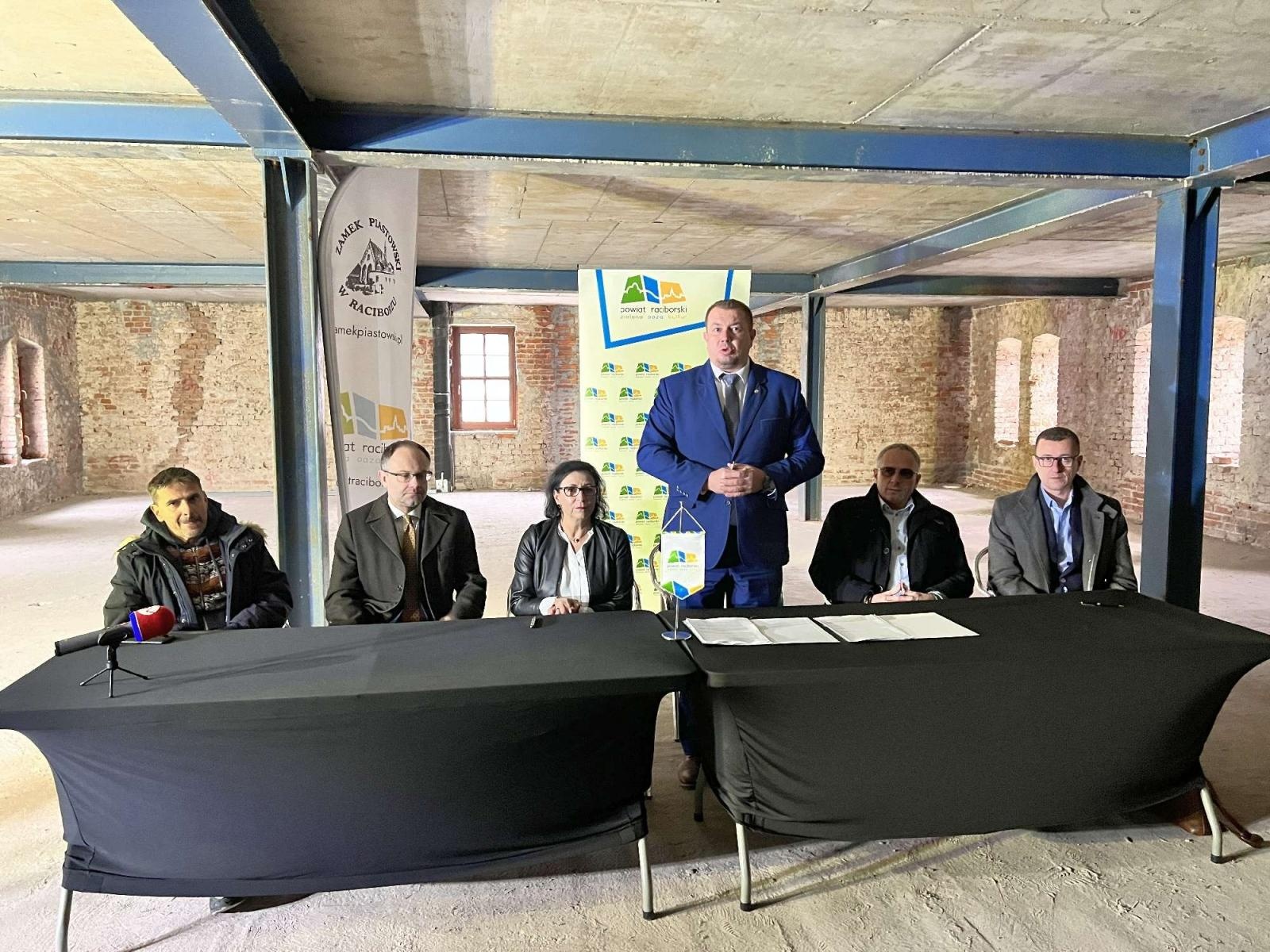 Zdjęcie w galerii na portalu naszraciborz.pl: Zamkowa słodownia stanie się multimedialnym muzeum. Podpisano umowy wiadomości z regionu