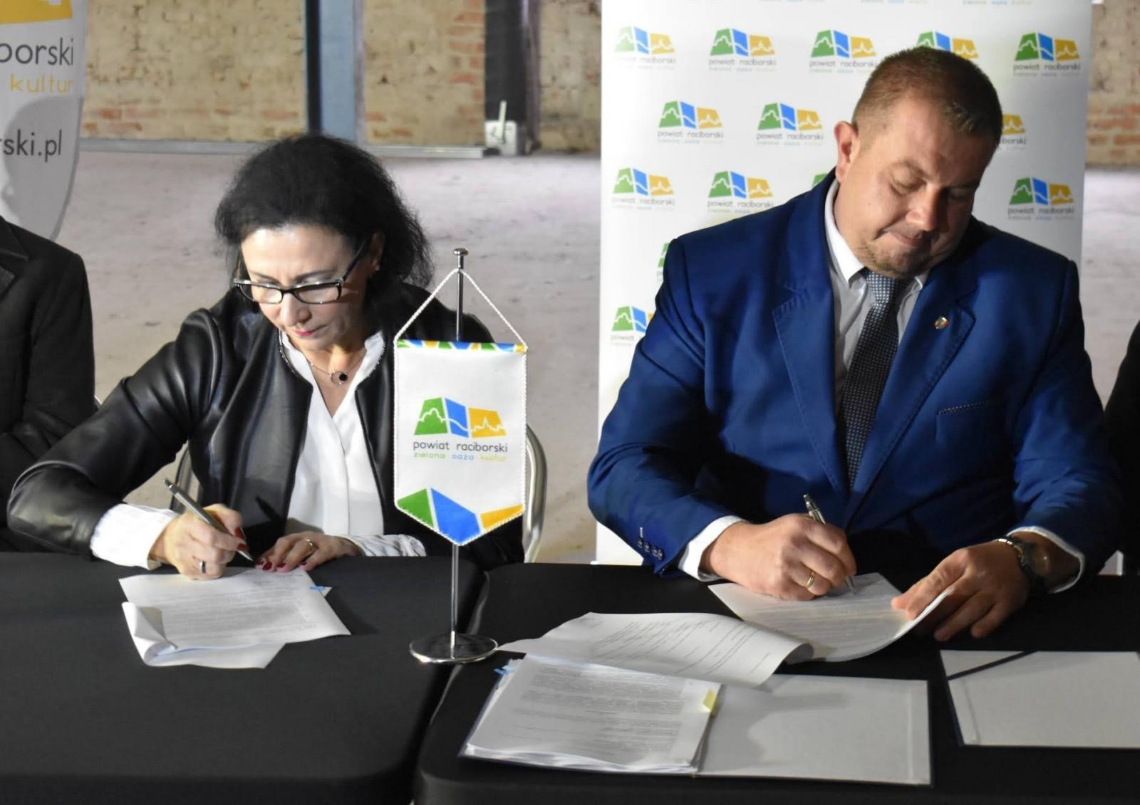 Zdjęcie w galerii na portalu naszraciborz.pl: Zamkowa słodownia stanie się multimedialnym muzeum. Podpisano umowy wiadomości z regionu