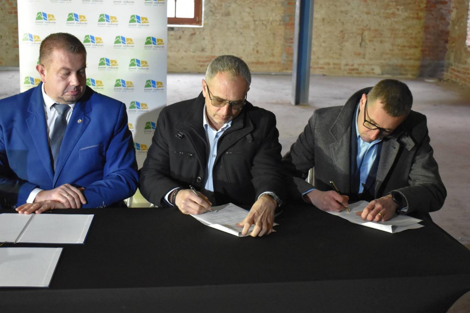 Zdjęcie w galerii na portalu naszraciborz.pl: Zamkowa słodownia stanie się multimedialnym muzeum. Podpisano umowy wiadomości z regionu