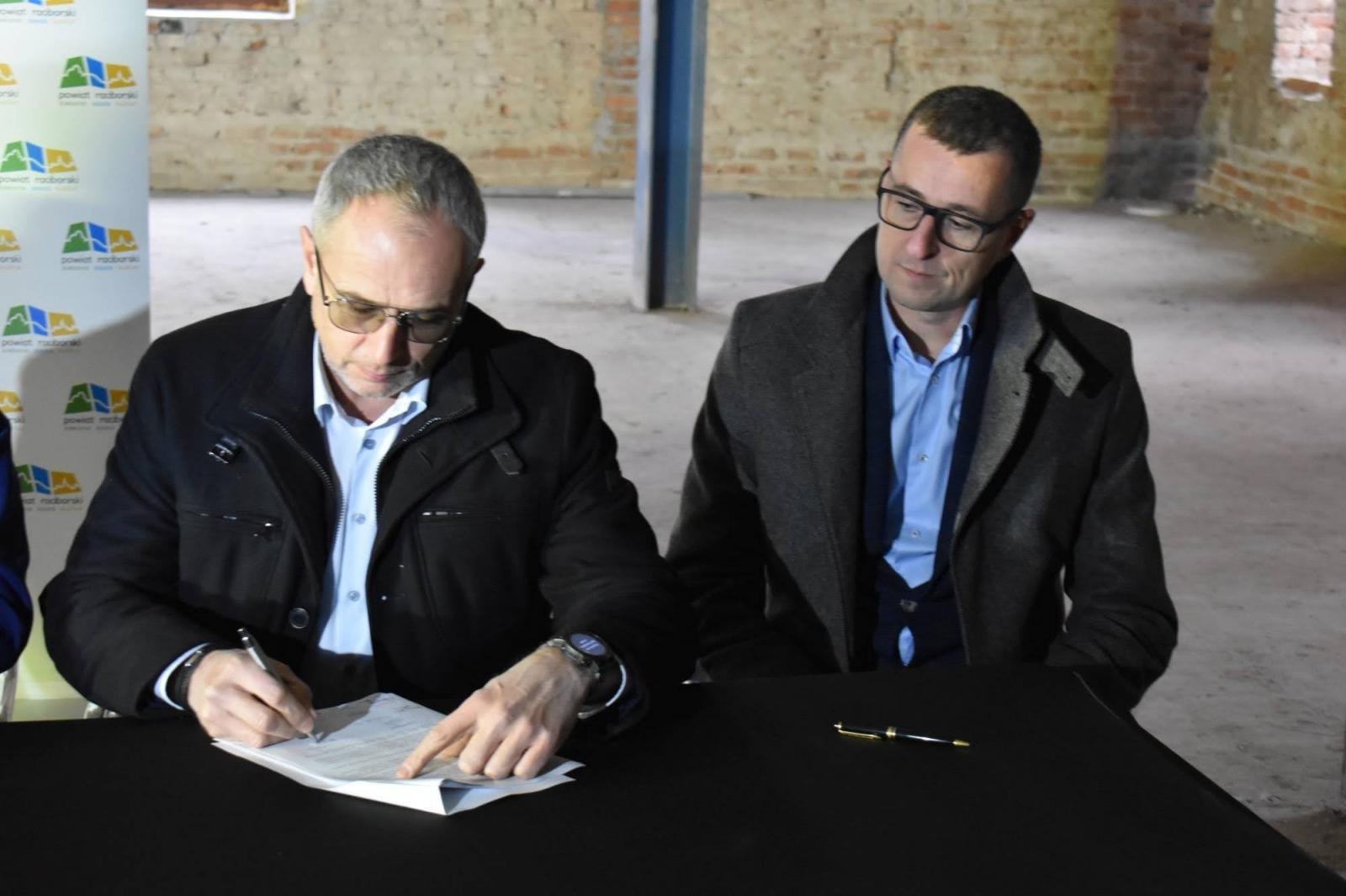 Zdjęcie w galerii na portalu naszraciborz.pl: Zamkowa słodownia stanie się multimedialnym muzeum. Podpisano umowy wiadomości z regionu