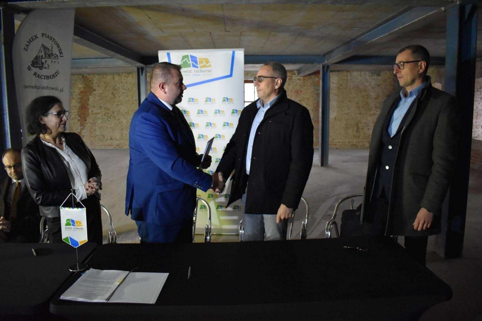 Zdjęcie w galerii na portalu naszraciborz.pl: Zamkowa słodownia stanie się multimedialnym muzeum. Podpisano umowy wiadomości z regionu