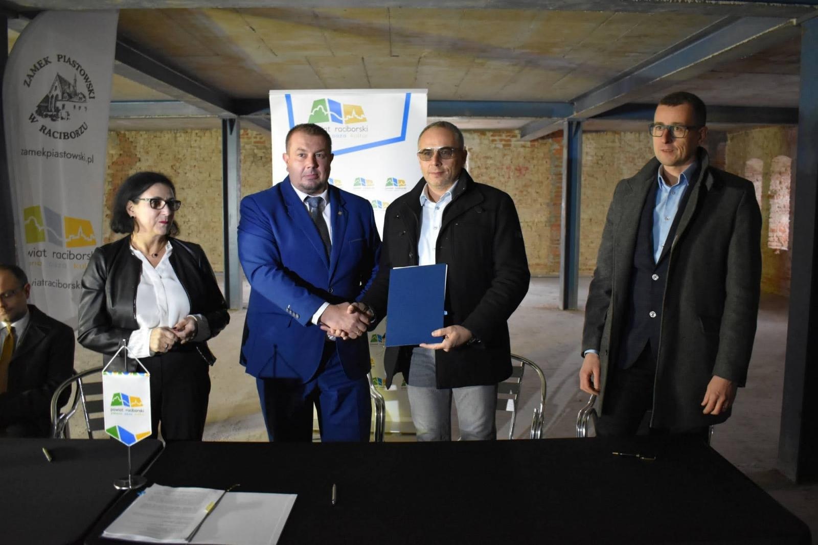 Zdjęcie w galerii na portalu naszraciborz.pl: Zamkowa słodownia stanie się multimedialnym muzeum. Podpisano umowy wiadomości z regionu