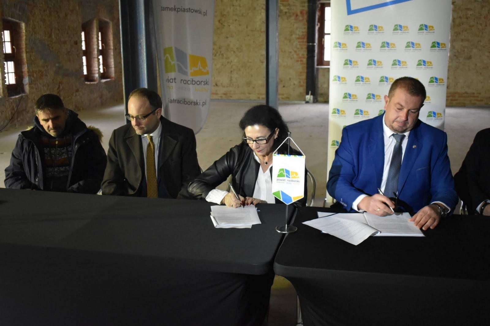 Zdjęcie w galerii na portalu naszraciborz.pl: Zamkowa słodownia stanie się multimedialnym muzeum. Podpisano umowy wiadomości z regionu