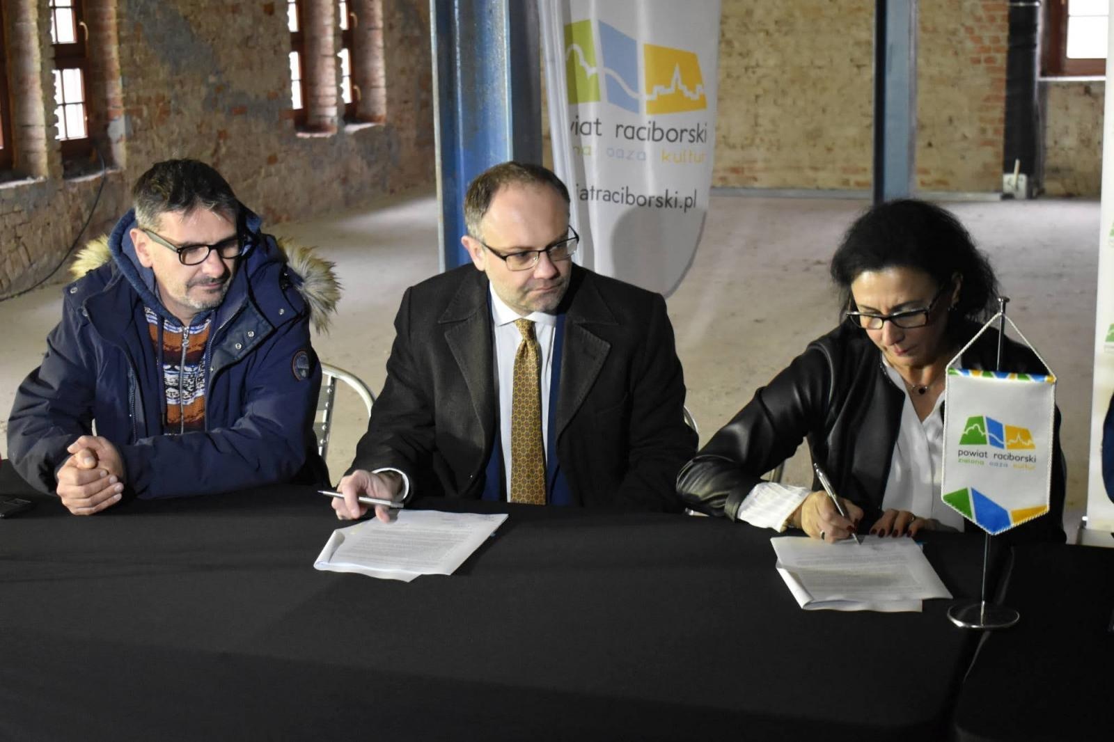 Zdjęcie w galerii na portalu naszraciborz.pl: Zamkowa słodownia stanie się multimedialnym muzeum. Podpisano umowy wiadomości z regionu