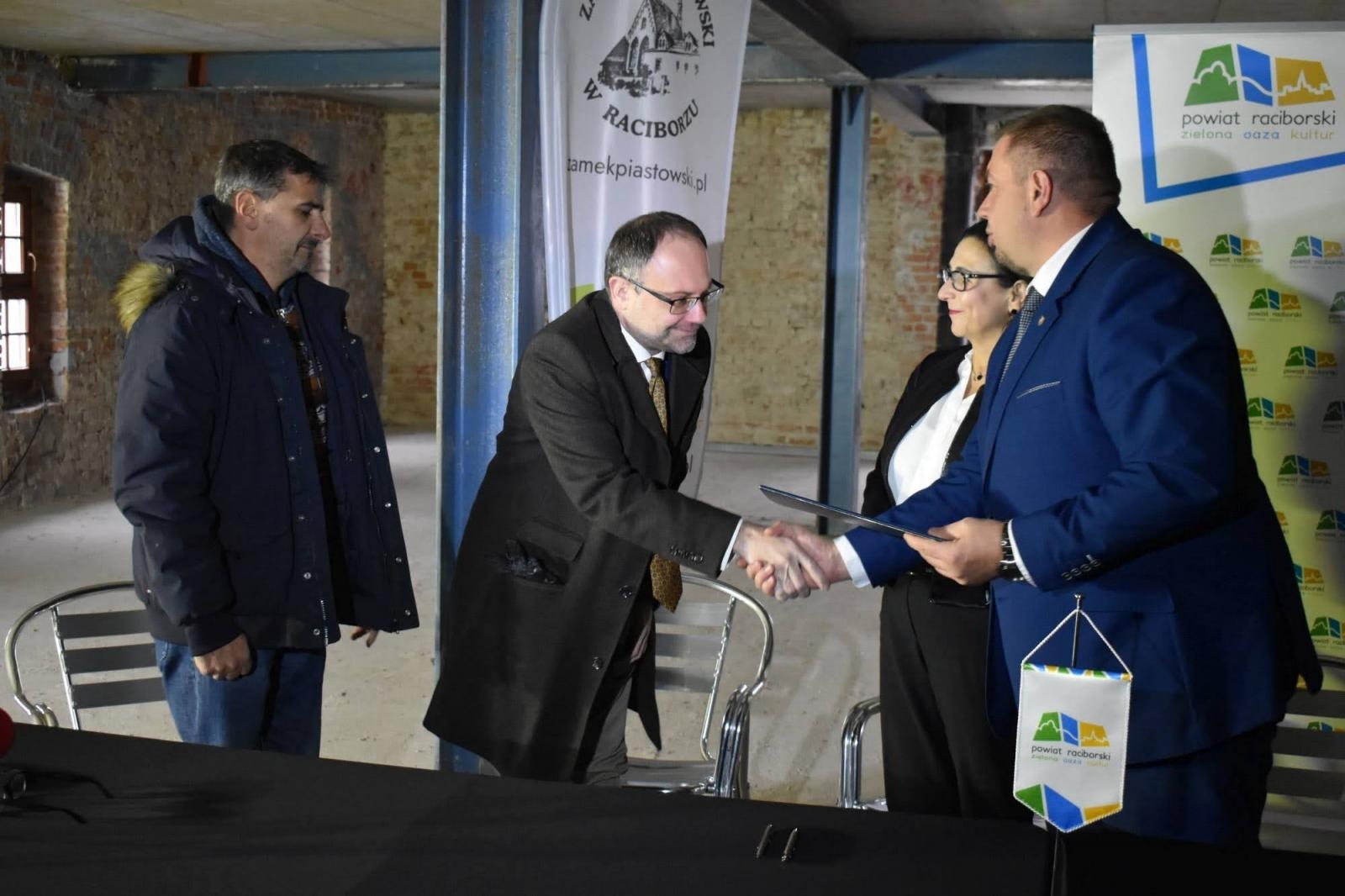 Zdjęcie w galerii na portalu naszraciborz.pl: Zamkowa słodownia stanie się multimedialnym muzeum. Podpisano umowy wiadomości z regionu