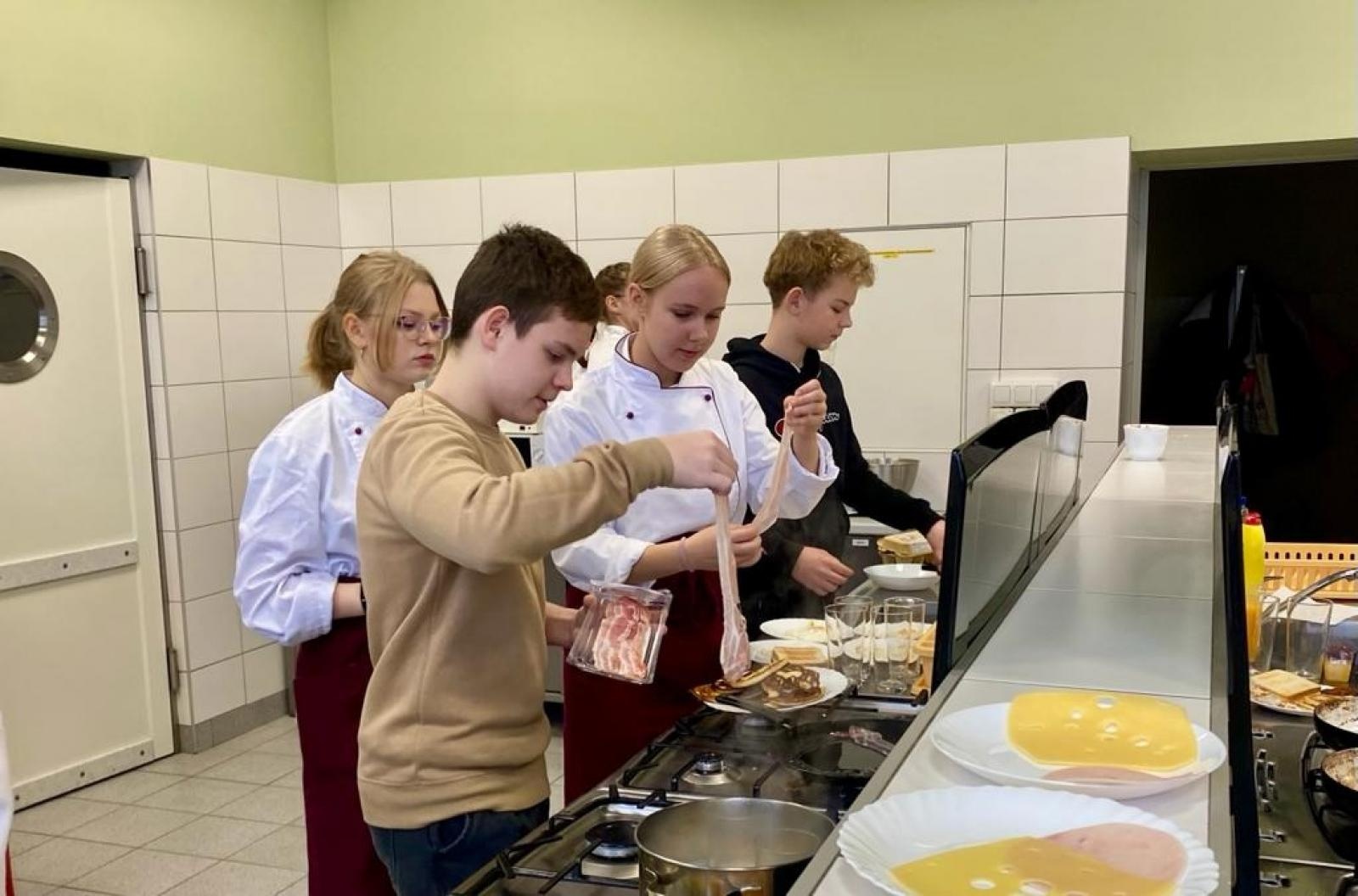 Zdjęcie w galerii na portalu naszraciborz.pl: Wielkie cypryjskie śniadanie. Kuchnie świata w CKZiU nr 1 w Raciborzu wiadomości z regionu
