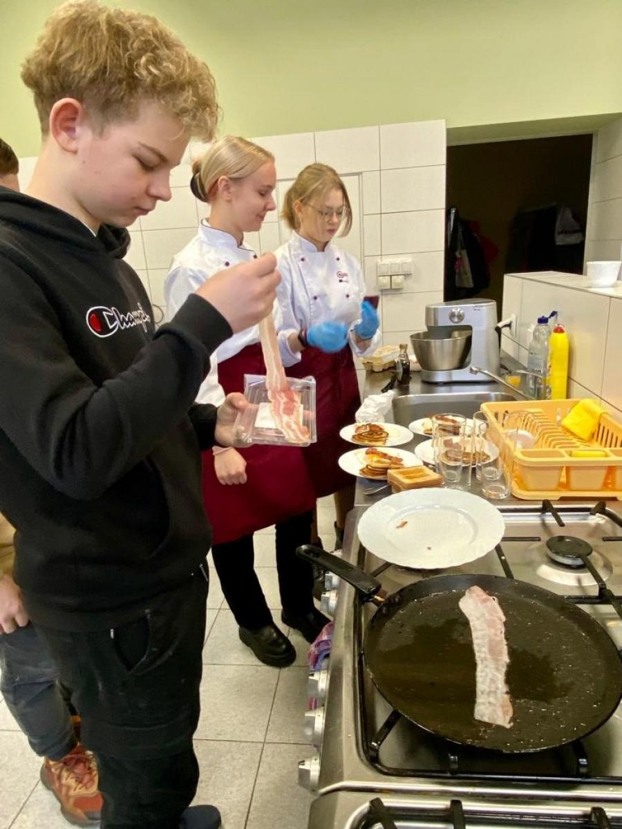 Zdjęcie w galerii na portalu naszraciborz.pl: Wielkie cypryjskie śniadanie. Kuchnie świata w CKZiU nr 1 w Raciborzu wiadomości z regionu