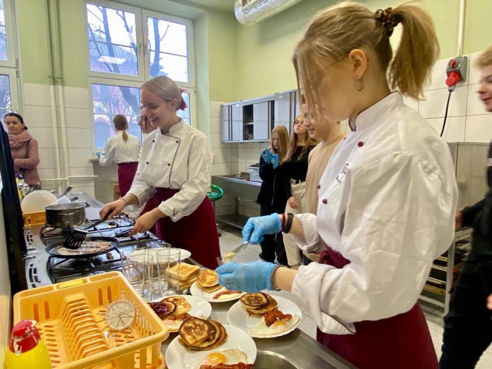 Zdjęcie w galerii na portalu naszraciborz.pl: Wielkie cypryjskie śniadanie. Kuchnie świata w CKZiU nr 1 w Raciborzu wiadomości z regionu